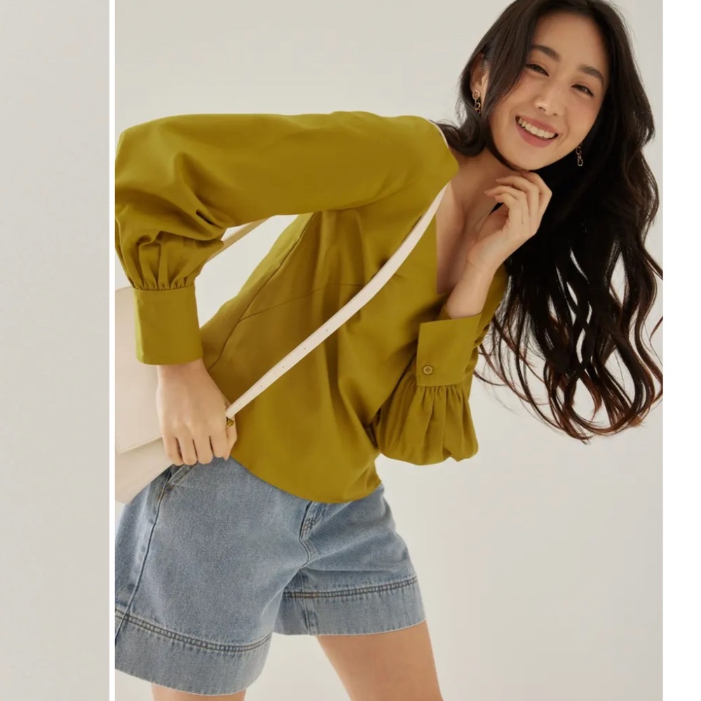 Love Benito NWT V-neck Puff Sleeve Blouse